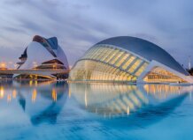 Vista de la arquitectura moderna en Valencia junto al agua