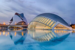 Vista de la arquitectura moderna en Valencia junto al agua