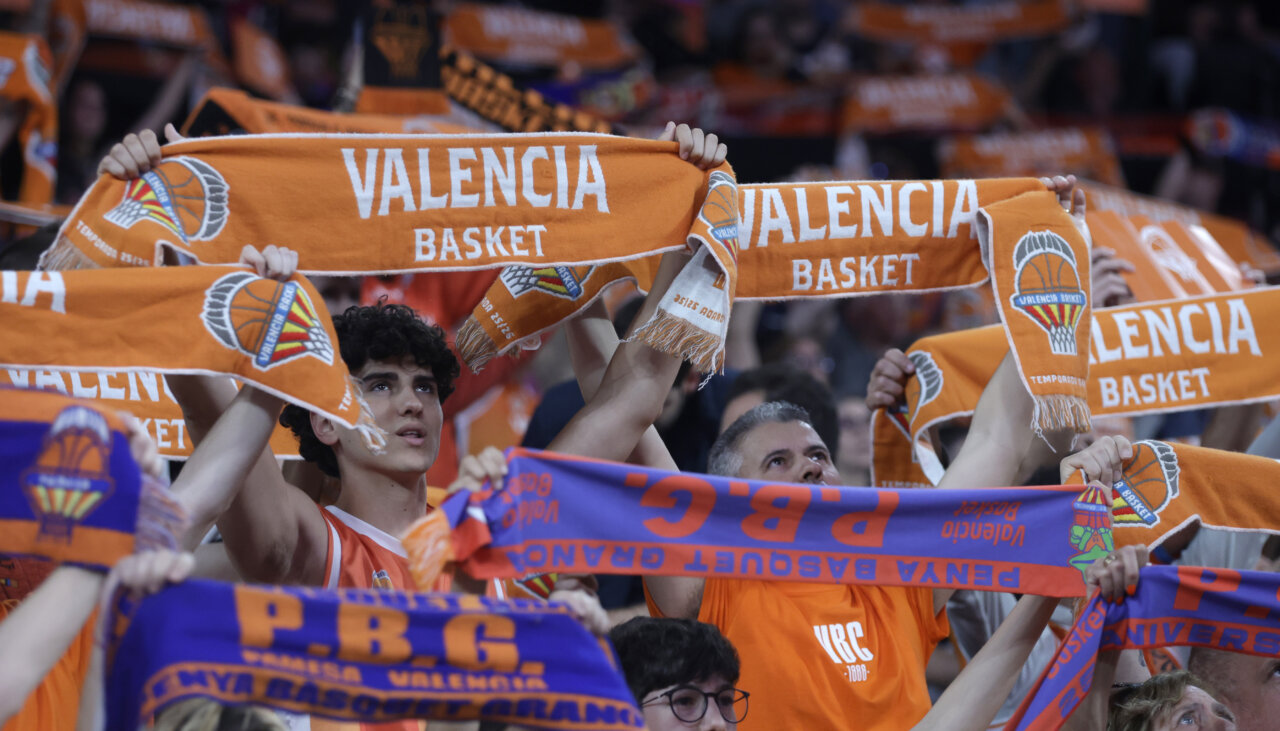 Aficionados del Valencia Basket sosteniendo bufandas en un partido