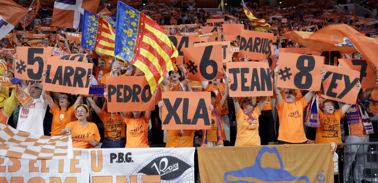 Aficionados de Valencia Basket animando con pancartas y banderas.