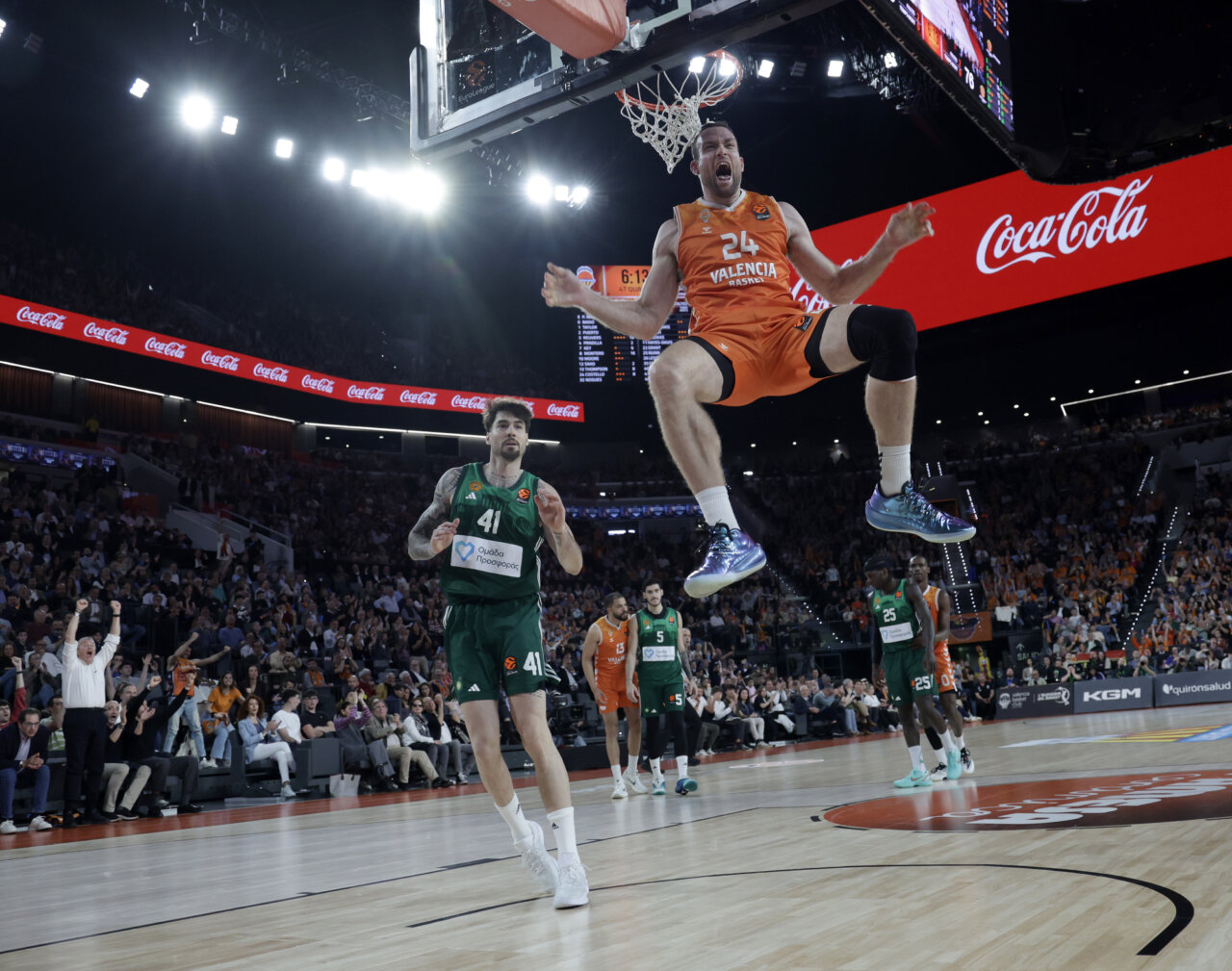 Jugador de Valencia Basket celebrando una canasta en el Roig Arena