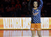 Jugadora del Valencia Basket levantando un trofeo en el Roig Arena