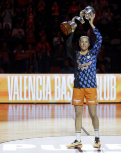 Jugadora del Valencia Basket levantando un trofeo en el Roig Arena
