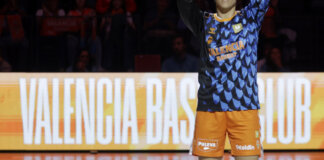 Jugadora del Valencia Basket levantando un trofeo en el Roig Arena