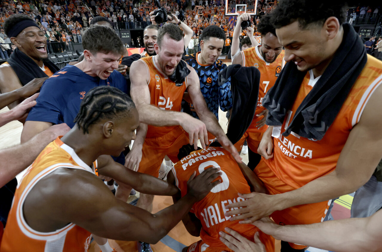 Jugadores de Valencia Basket celebrando una victoria en un partido de baloncesto.