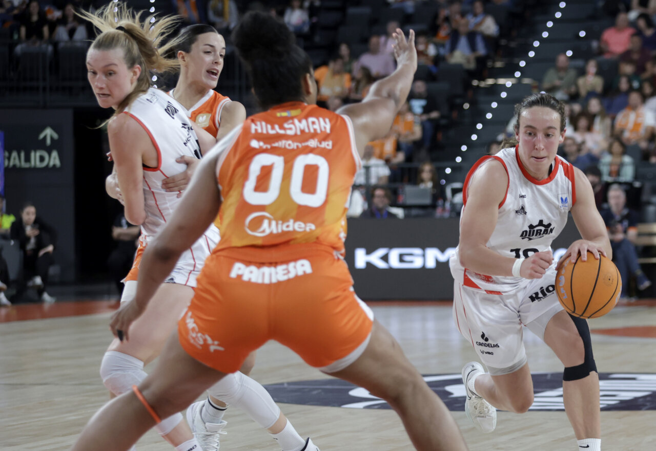 Jugadoras de Valencia Basket y Ensino compiten en un emocionante partido de baloncesto.
