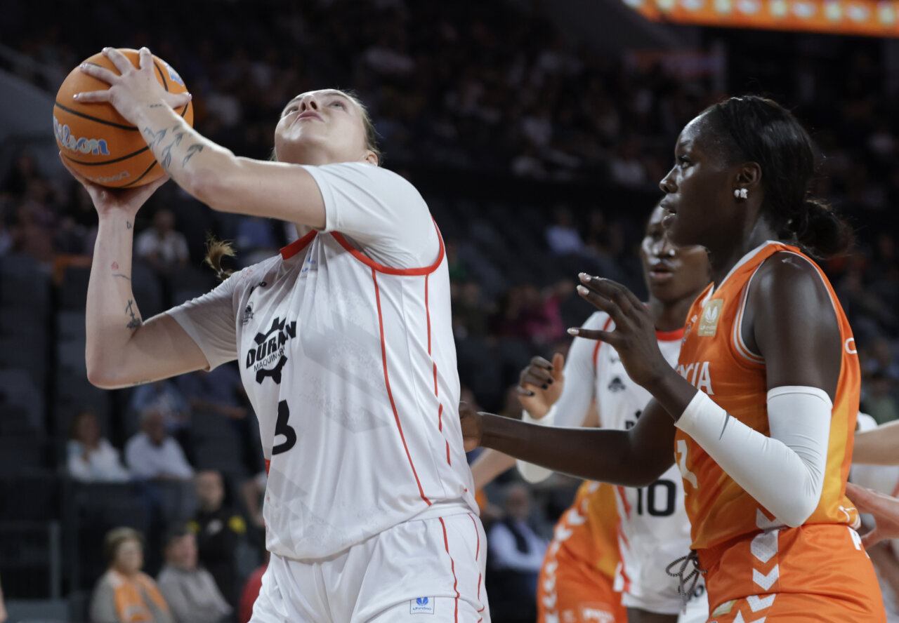 Jugadora de Valencia Basket intenta encestar mientras es defendida por rival