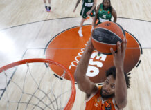 Jugador de Valencia Basket realizando un mate durante un partido de EuroLeague.