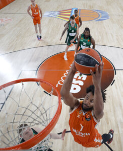 Jugador de Valencia Basket realizando un mate durante un partido de EuroLeague.