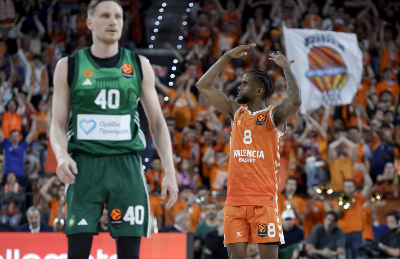 Jugador de Valencia Basket celebra durante un partido de playoff