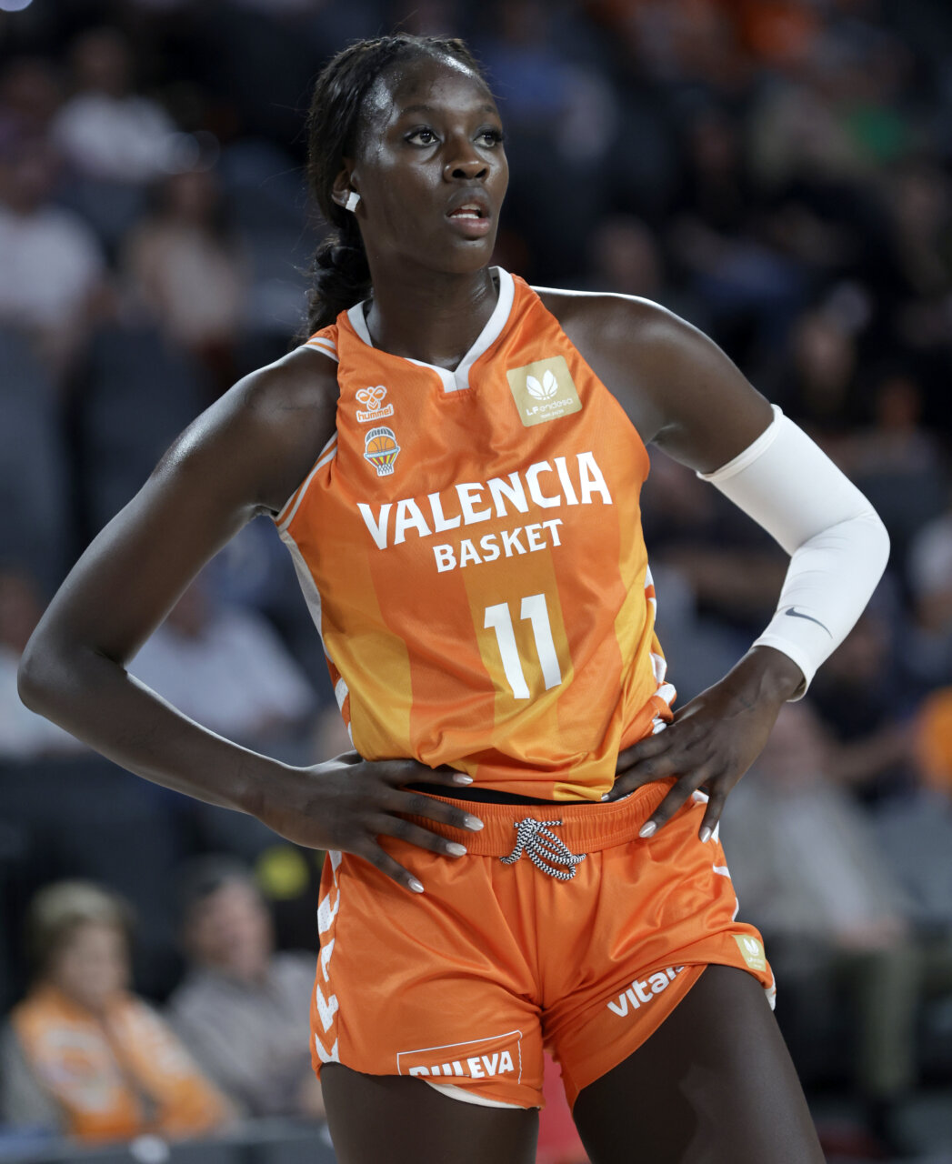 Entrenador Rubén Burgos del Valencia Basket reflexionando tras una derrota