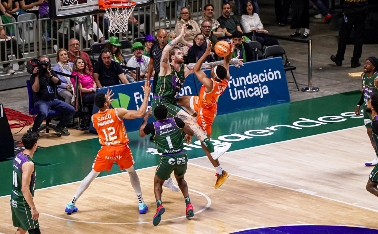 Jugadores de Valencia Basket en acción durante un partido en Málaga.