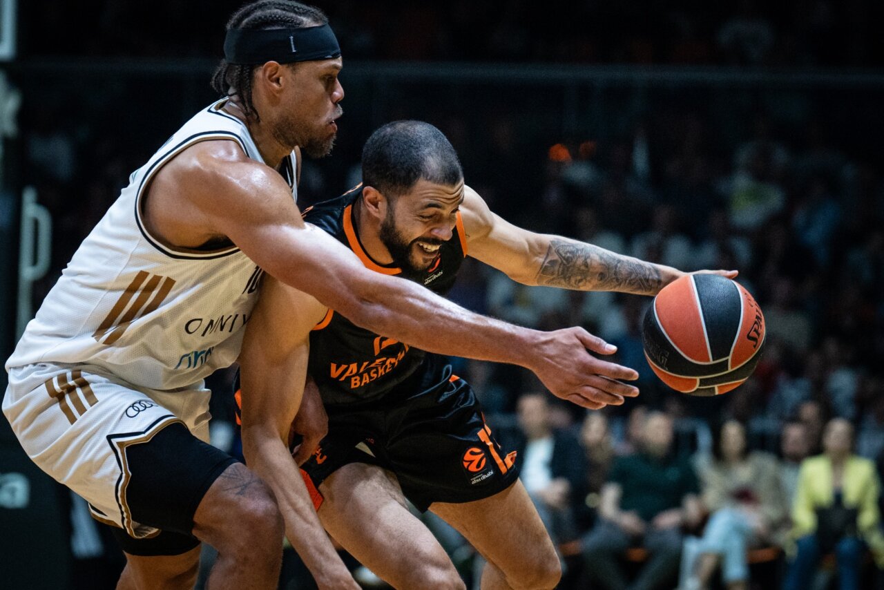 Jugadores de Valencia Basket luchando por el balón durante un partido