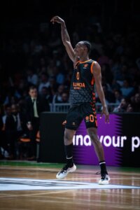 Jugador de Valencia Basket lanzando un tiro durante un partido de Euroliga