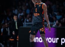 Jugador de Valencia Basket lanzando un tiro durante un partido de Euroliga