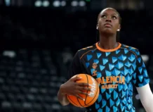 Jugadora de Valencia Basket sosteniendo un balón de baloncesto en el Gasca.