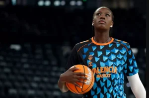 Jugadora de Valencia Basket sosteniendo un balón de baloncesto en el Gasca.