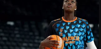 Jugadora de Valencia Basket sosteniendo un balón de baloncesto en el Gasca.