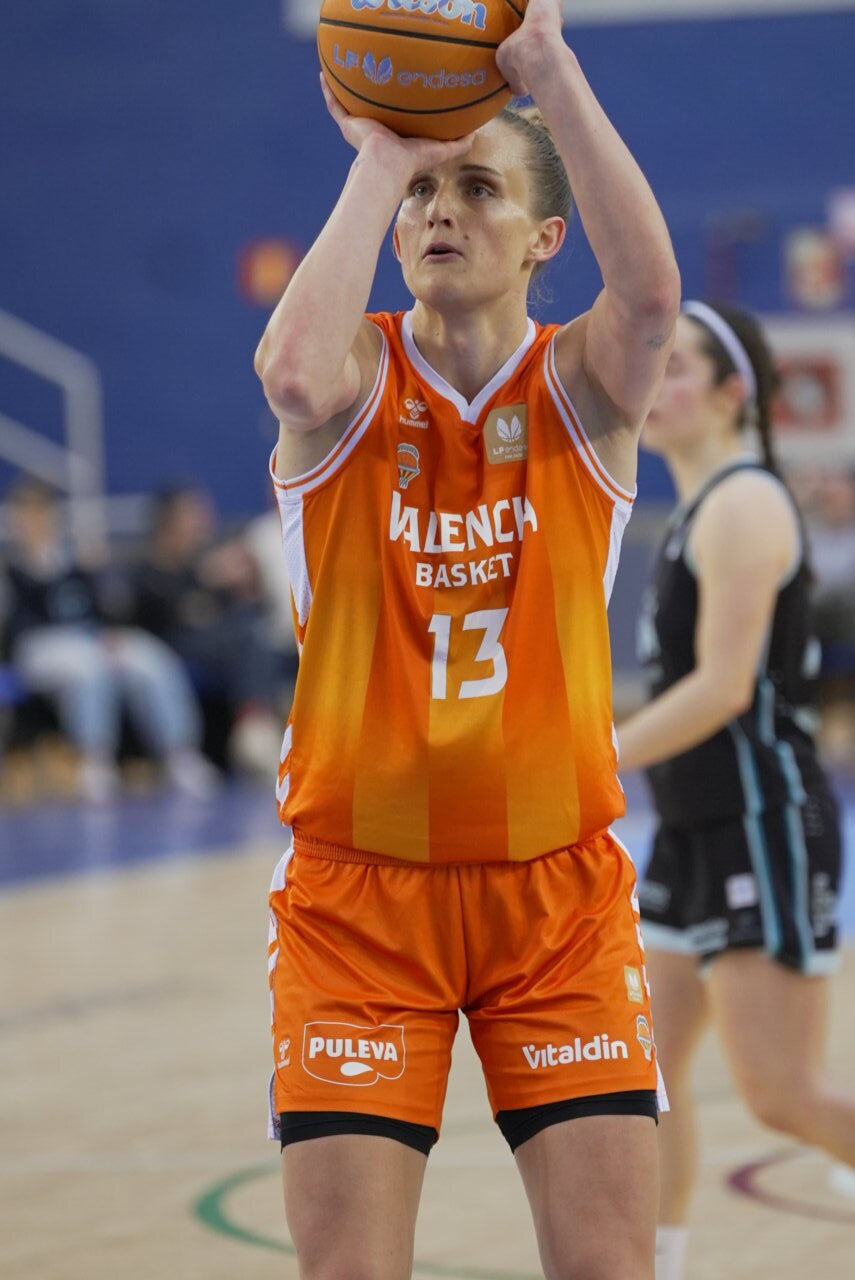Jugadora de Valencia Basket lanzando a canasta durante un partido