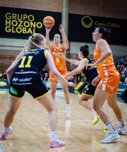 Jugadora de Valencia Basket lanzando a canasta durante un partido contra Jairis.