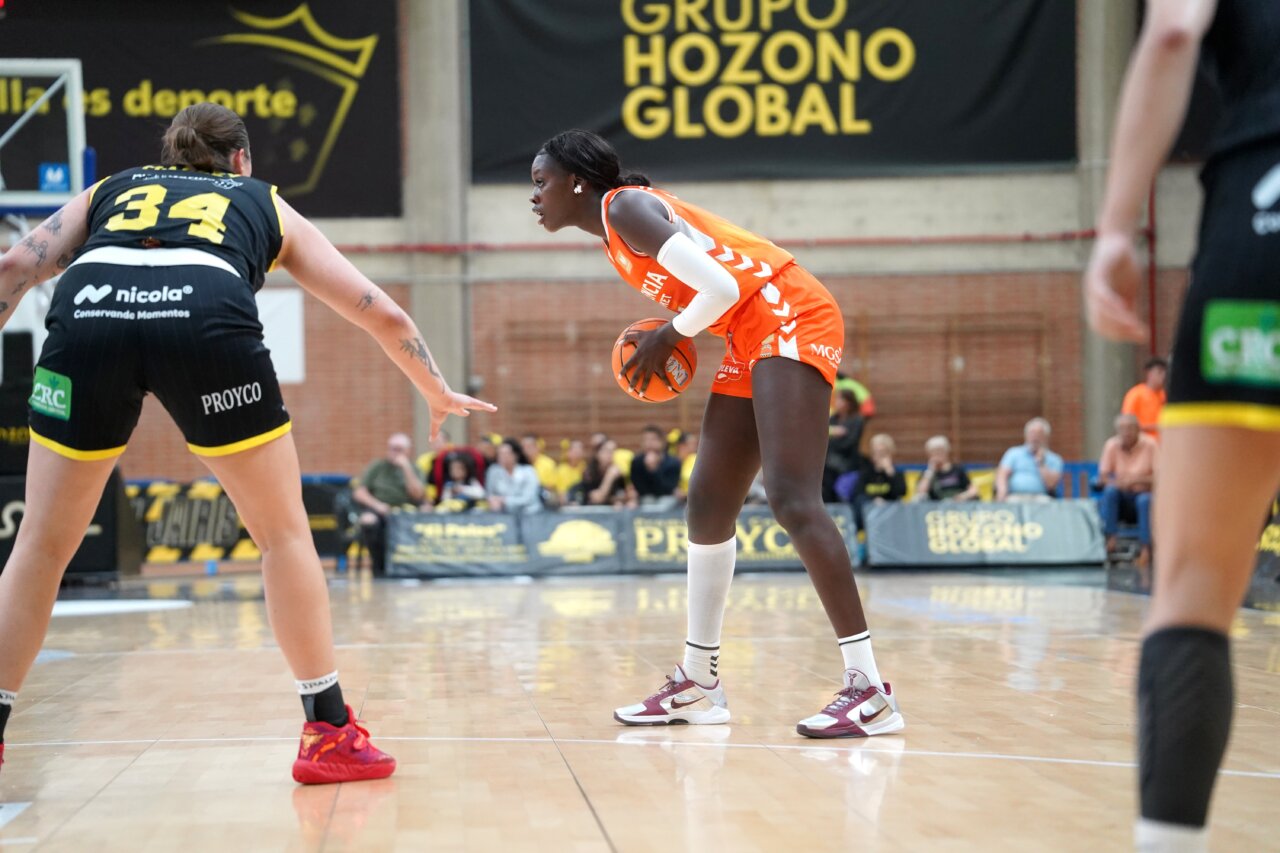 Jugadora de Valencia Basket con balón en un partido contra Jairis