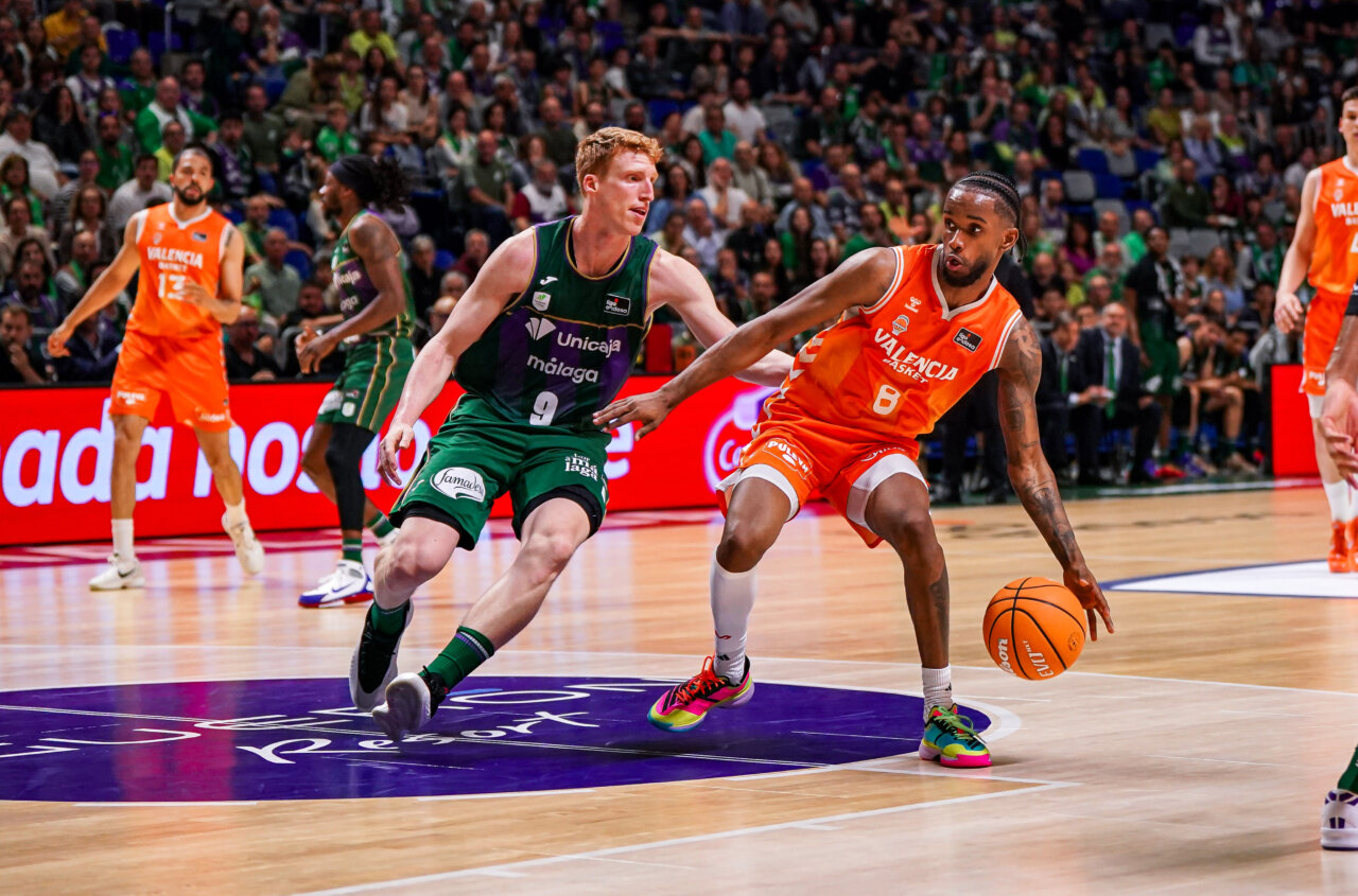 Jugadores de Valencia Basket y Unicaja en un partido de baloncesto