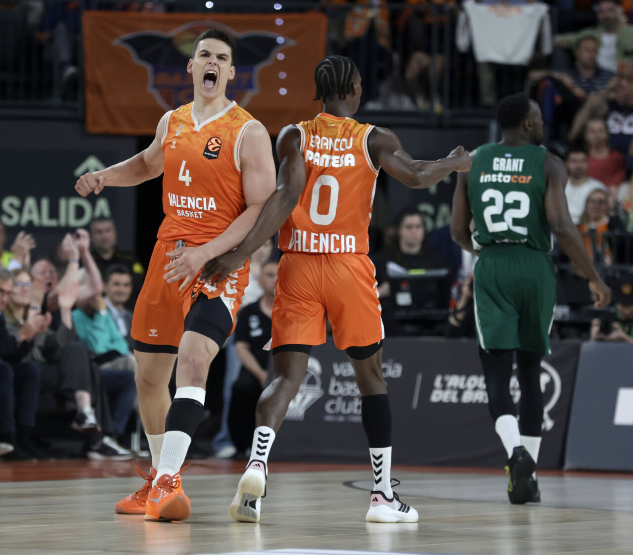 Jugadores de Valencia Basket celebrando un momento del partido contra Panathinaikos