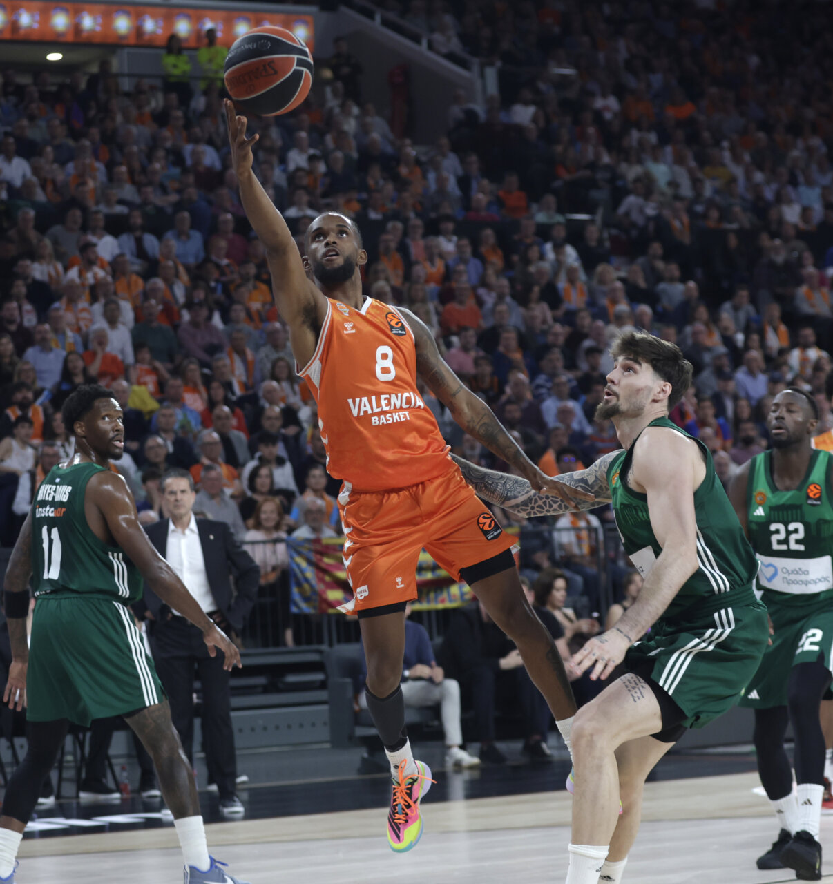 Jugador de Valencia Basket lanzando a canasta durante un partido contra Panathinaikos