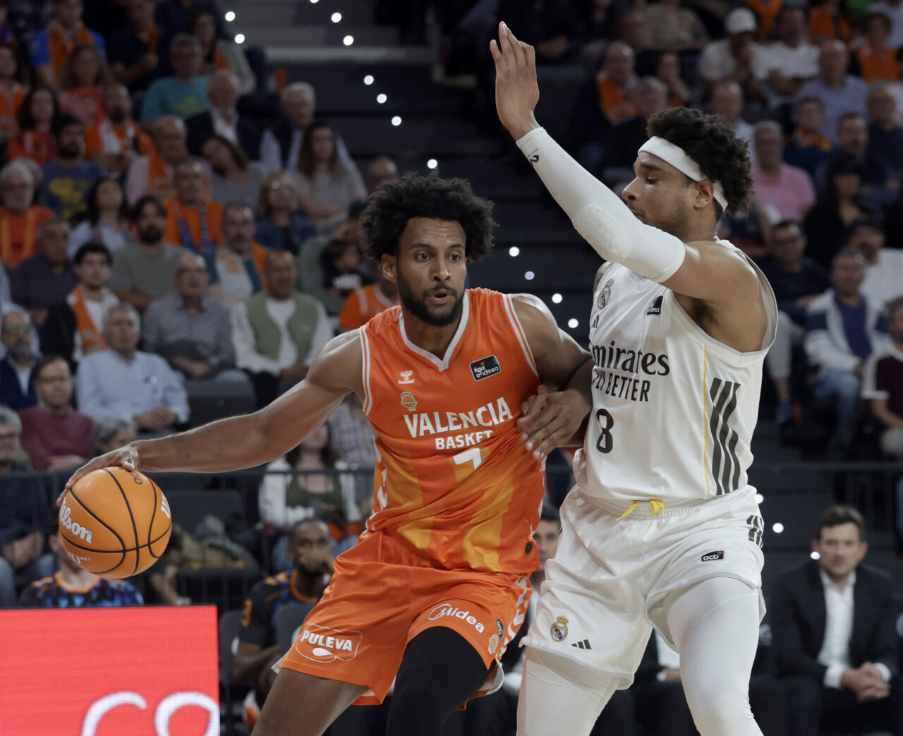 Jugadores del Valencia Basket y Real Madrid en un partido de baloncesto