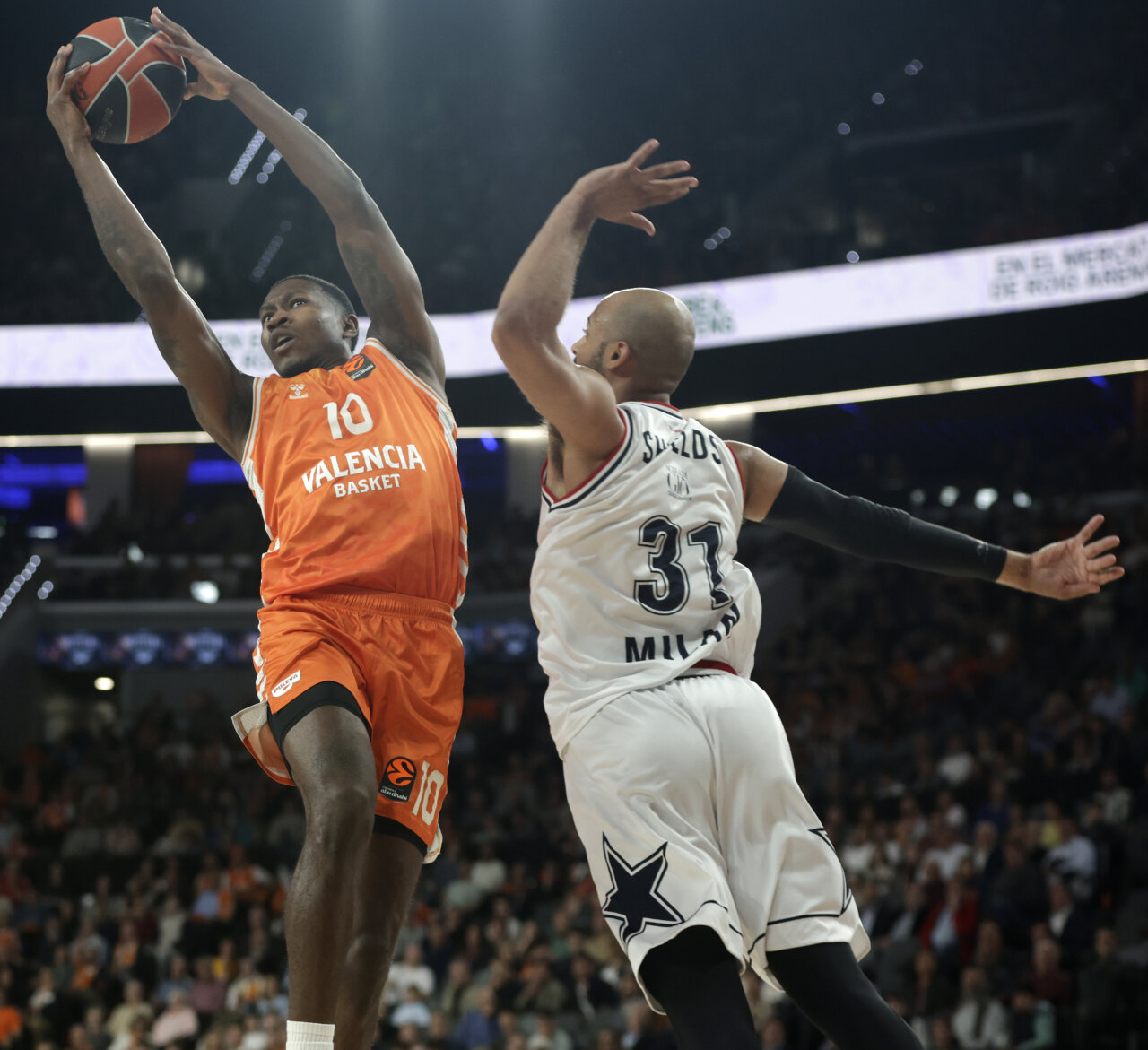 Jugador de Valencia Basket lanzando a canasta durante el partido contra Milán