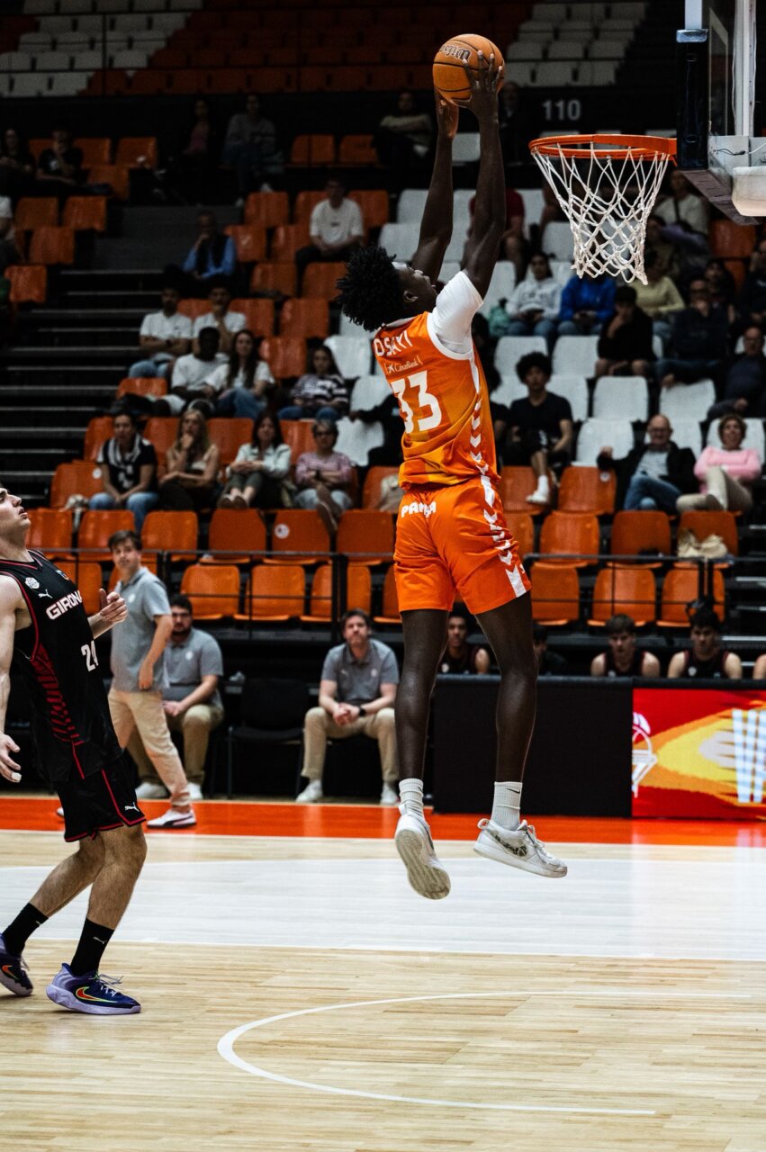 Jugador de Valencia Basket realizando un mate durante el partido contra Girona