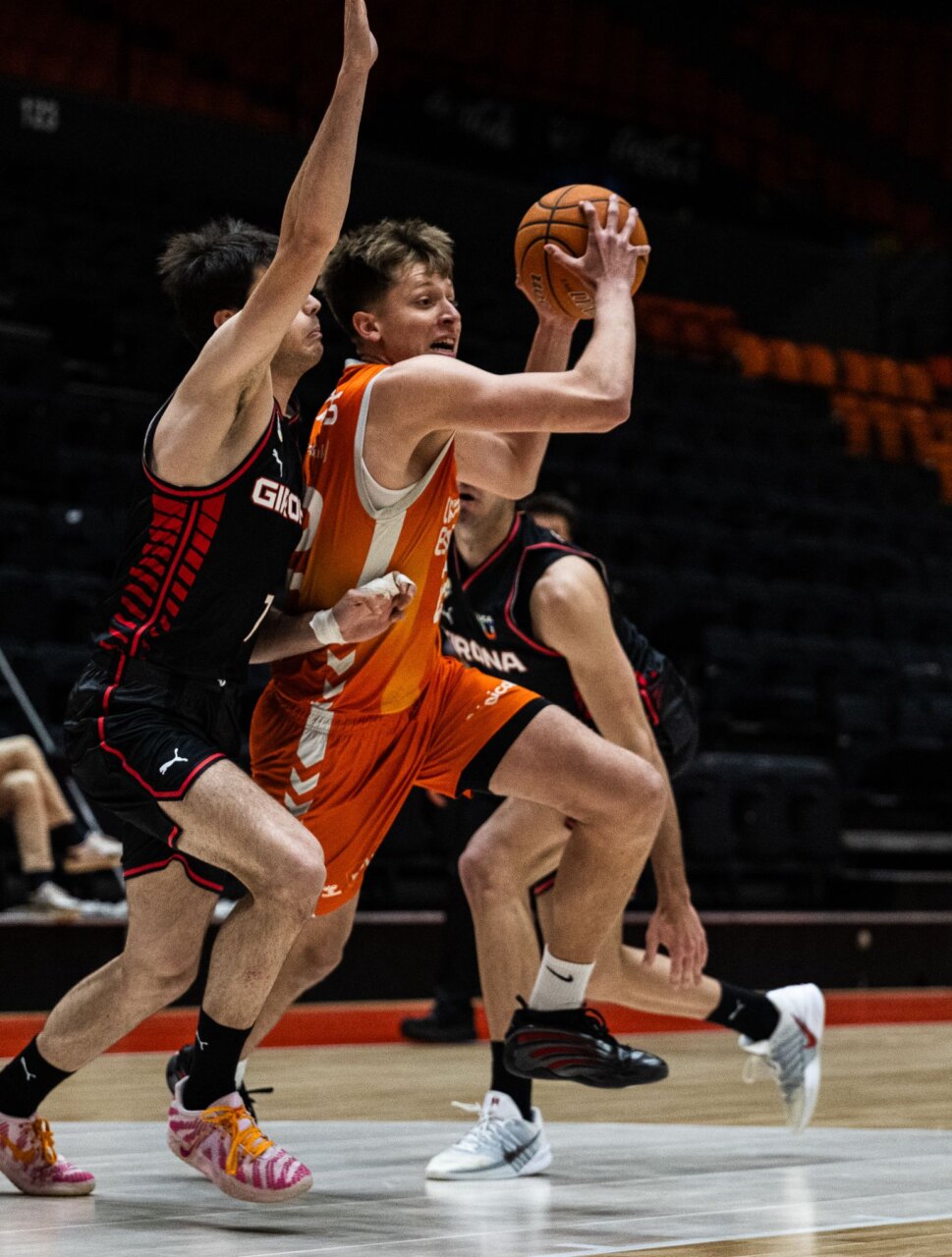 Jugador de Valencia Basket U22 en acción durante un partido contra Girona