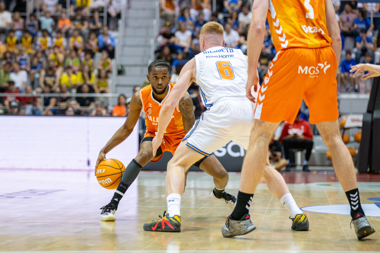 Jugadores de Valencia Basket en un partido contra Girona