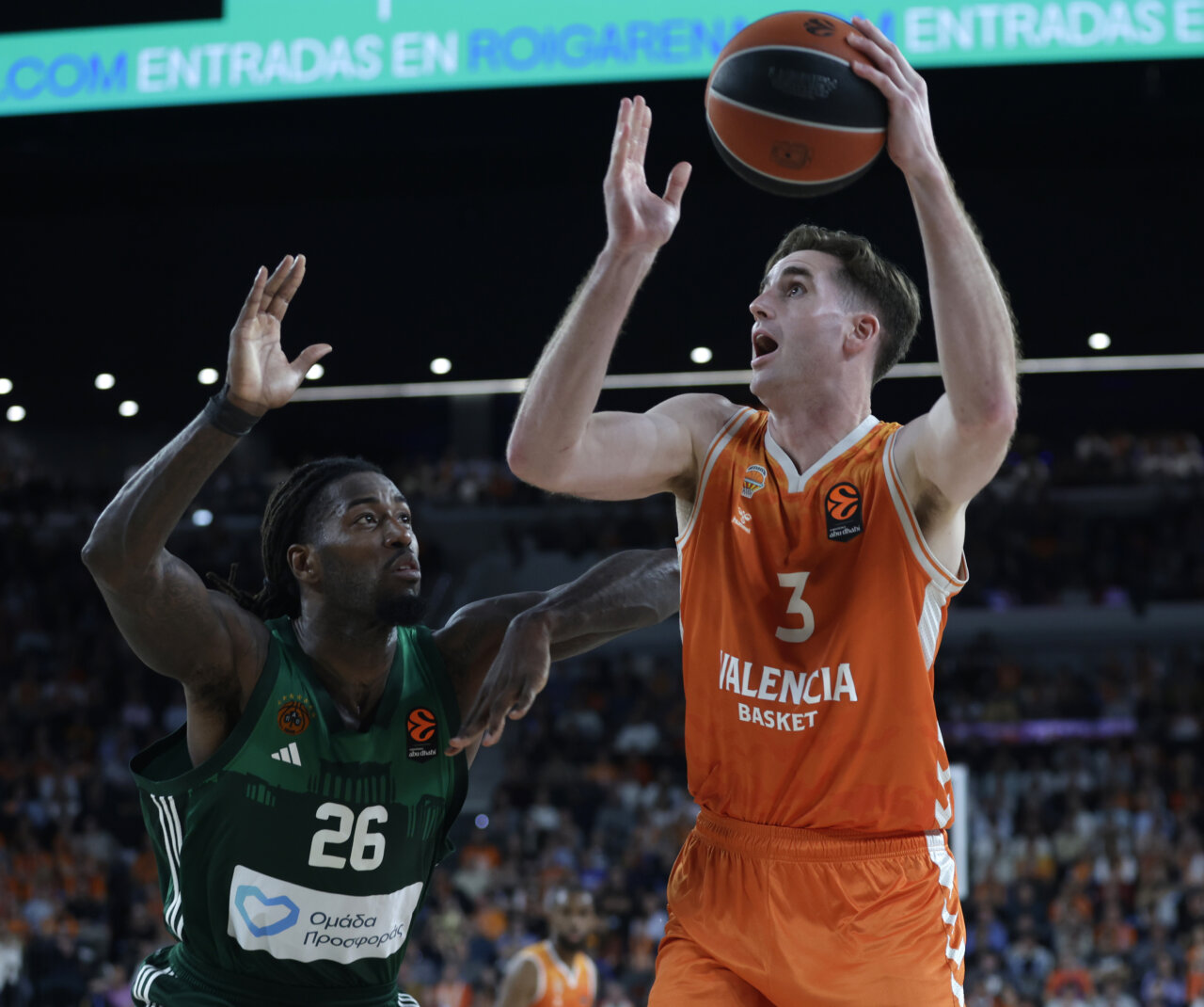 Jugador de Valencia Basket lanzando a canasta durante un partido