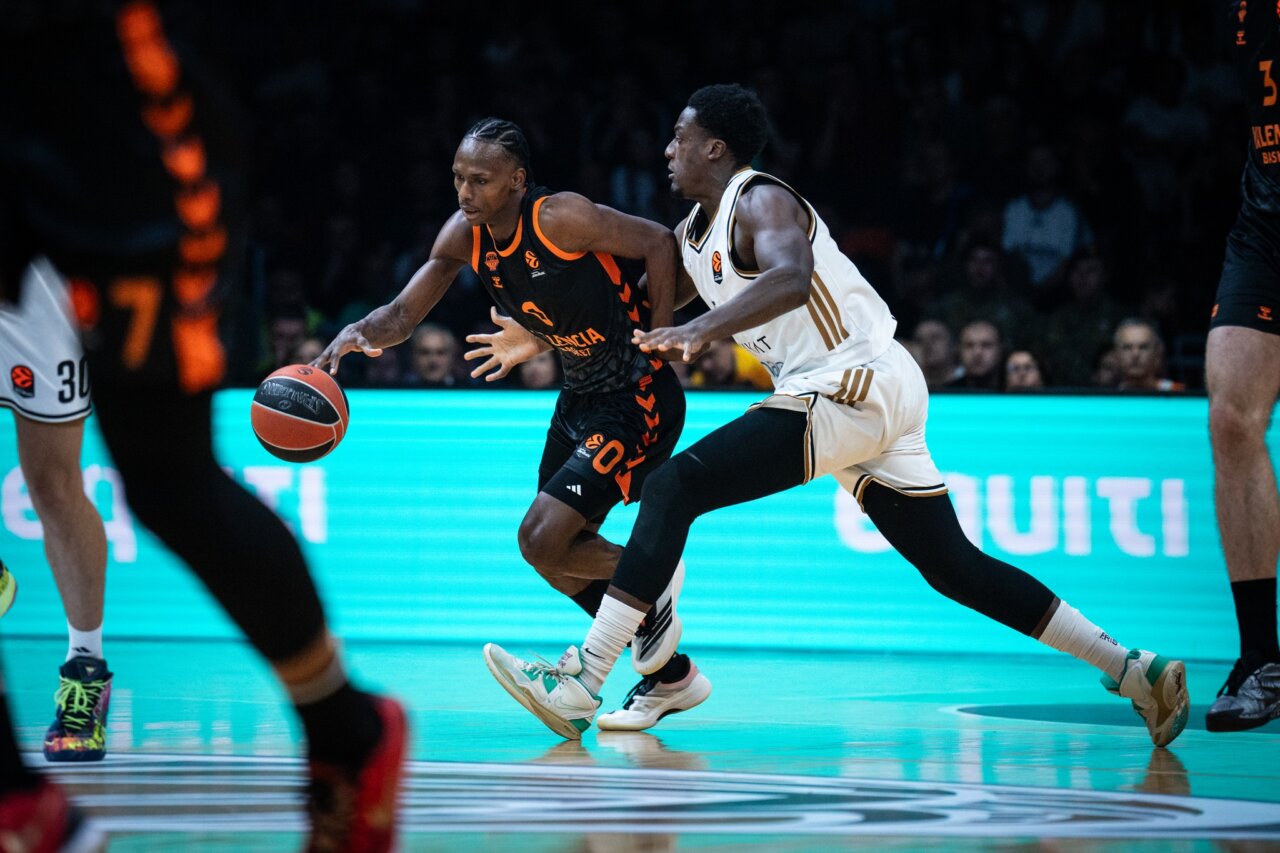 Jugadores de Valencia Basket y Dubai Basketball compiten por el balón en un partido de Euroliga.