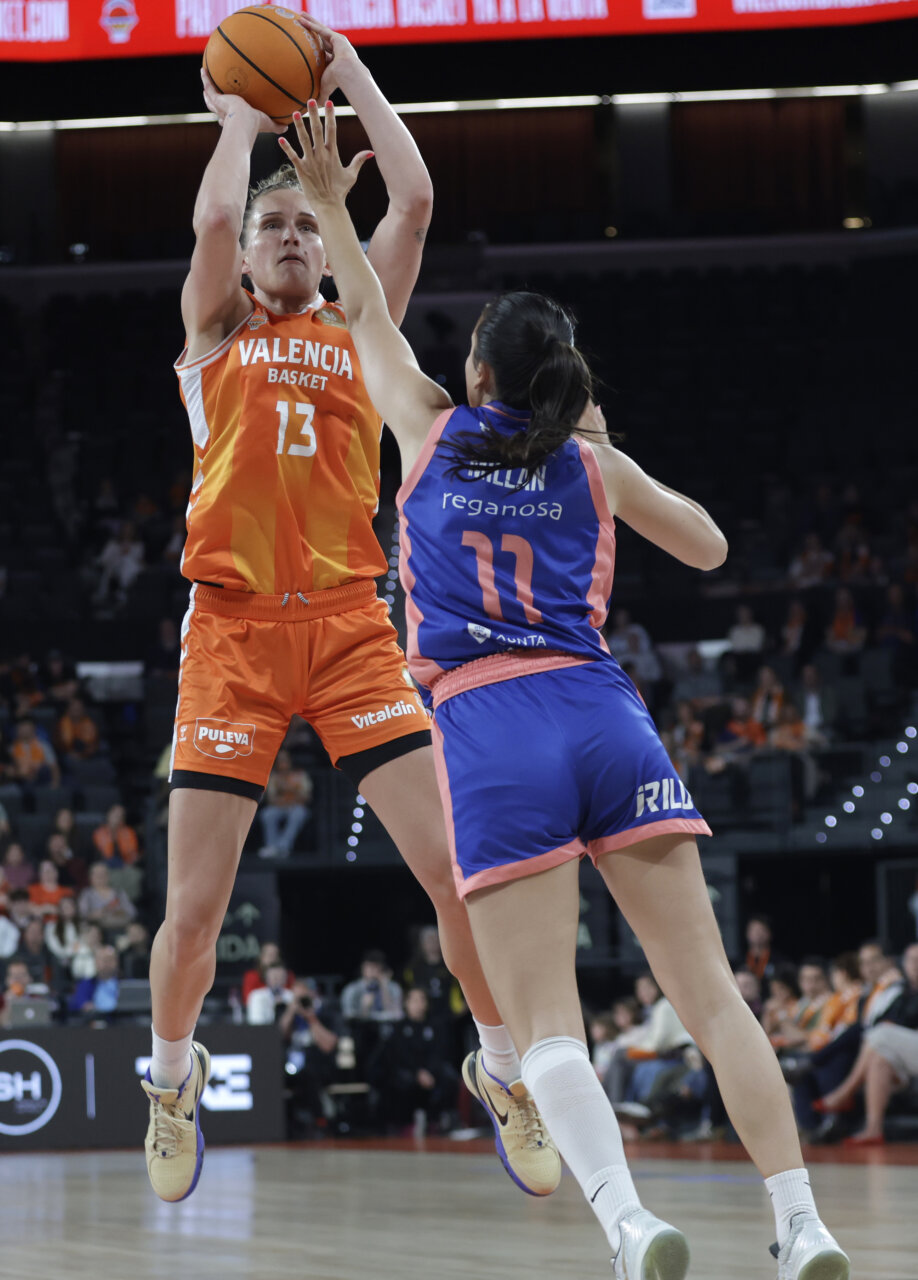 Jugadora del Valencia Basket lanzando a canasta durante un partido