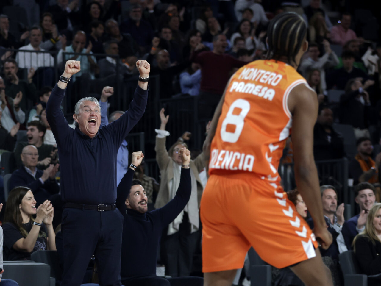 Celebración de la victoria del Valencia Basket contra Olimpia de Milán en un partido emocionante.