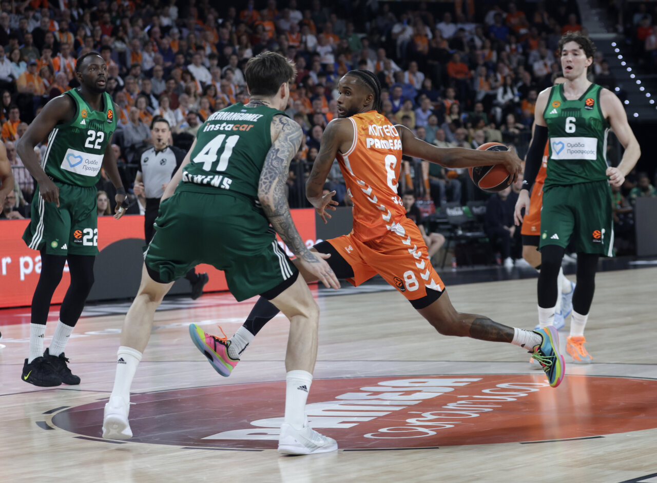 Jugadores de Valencia Basket y Panathinaikos en un partido de baloncesto.