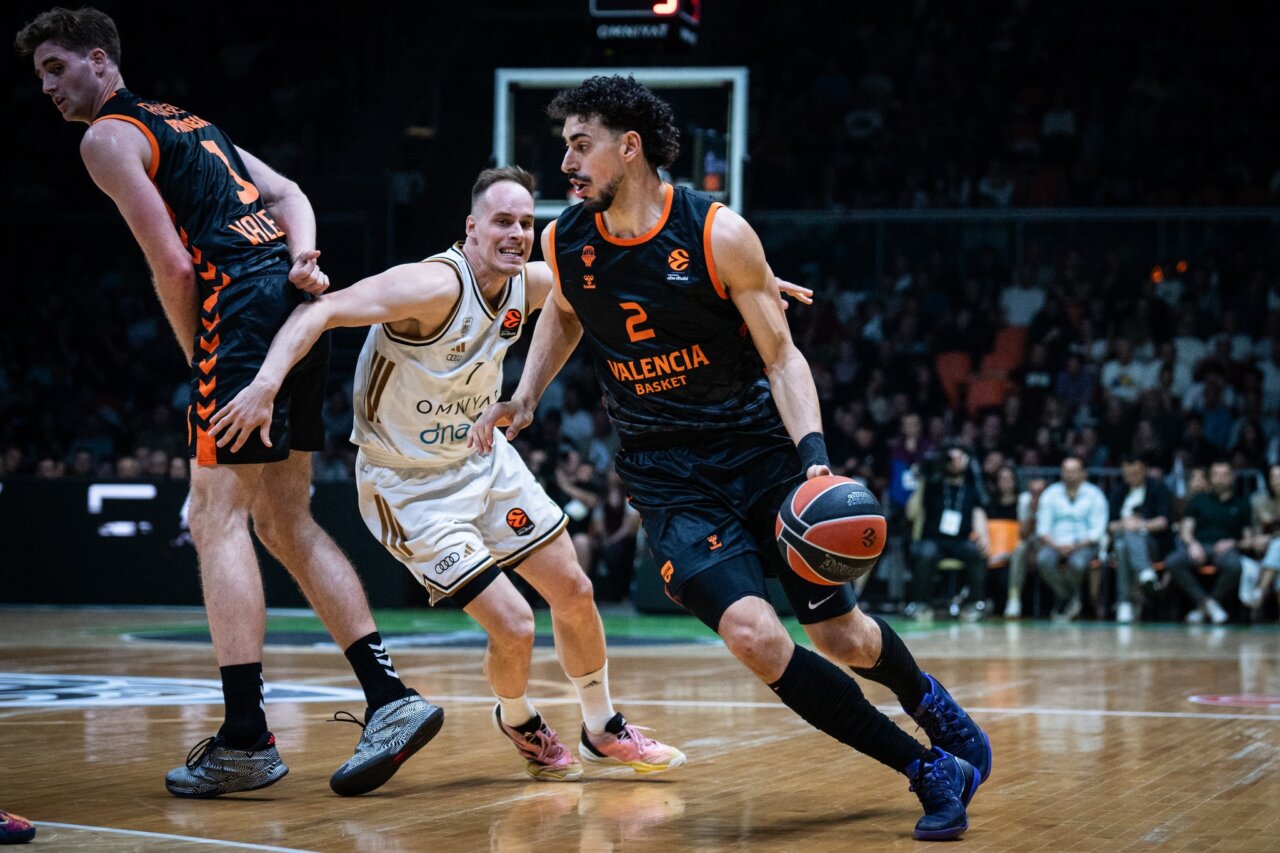 Jugador de Valencia Basket driblando el balón durante un partido contra Dubai Basketball.