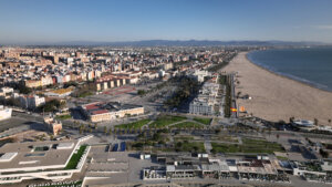 Vista aérea de la fachada marítima de Valencia con la playa y edificios