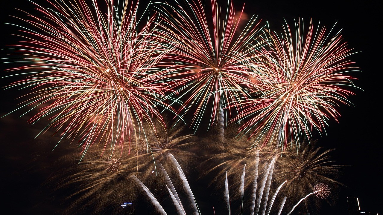Fuegos artificiales iluminando el cielo en València durante la celebración.