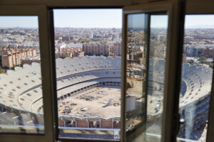 Vista del estadio Nou Mestalla en construcción desde una ventana