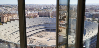 Vista del estadio Nou Mestalla en construcción desde una ventana