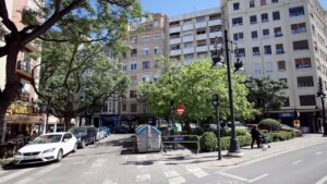 Vista de una nueva área peatonal en València con árboles y edificios.