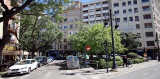 Vista de una nueva área peatonal en València con árboles y edificios.