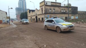 Policía en una calle afectada por inundaciones en Valencia