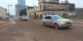 Policía en una calle afectada por inundaciones en Valencia
