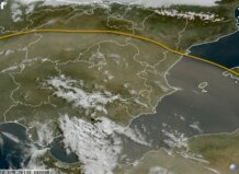 València activa el protocolo por contaminación ante la llegada de una nube de polvo sahariano Imagen satelital mostrando la intrusión de polvo sahariano en Valencia