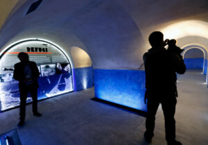 Interior de un refugio antiaéreo en Valencia con iluminación azul