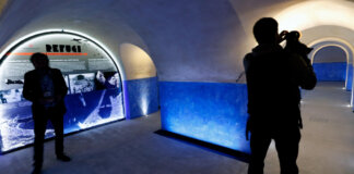 Interior de un refugio antiaéreo en Valencia con iluminación azul